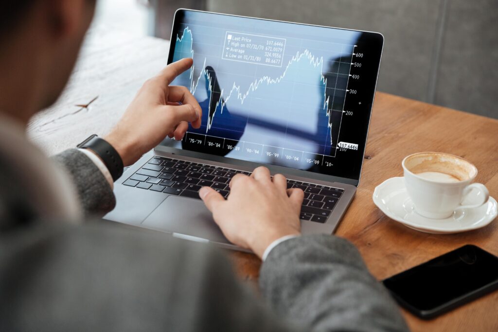 Gestor analisando indicadores de RH no notebook