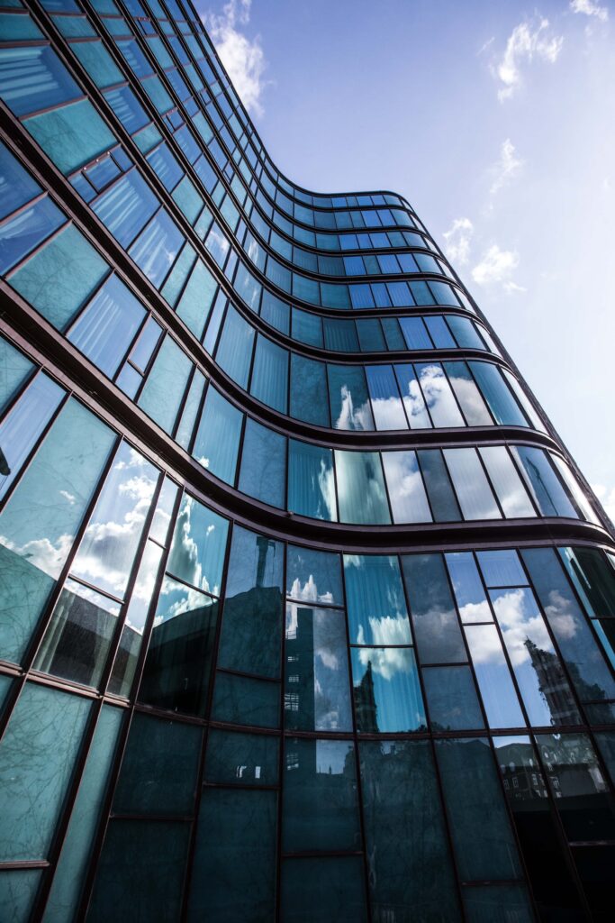 Fachada de edifício corporativo, estrutura e governança organizacional